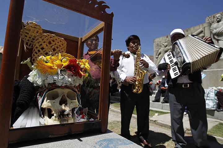 Украшенные черепа людей, День черепов, Боливия, Dia de los Natitas