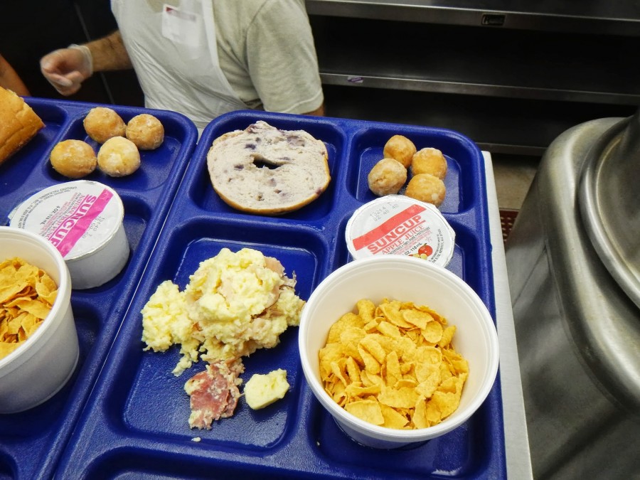 Еда для бездомных. Столовые в Америке. Американская еда в столовой. Американский завтрак. Завтрак в американской школе.