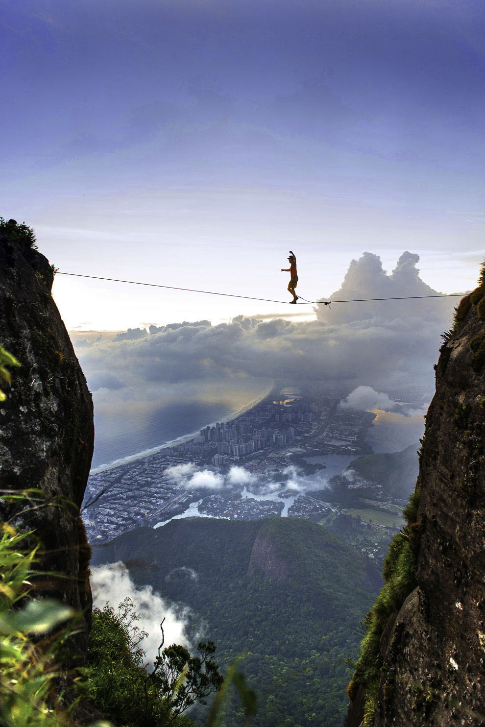 Экстремальное картинки. Слэклайн над Рио-де-Жанейро. Вид с горы. Пропасть в горах. Фото от которых захватывает дух.