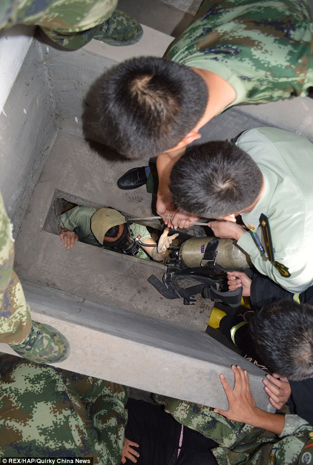 20-месячный, мальчик, упал, в яму, общественного туалета, Китай