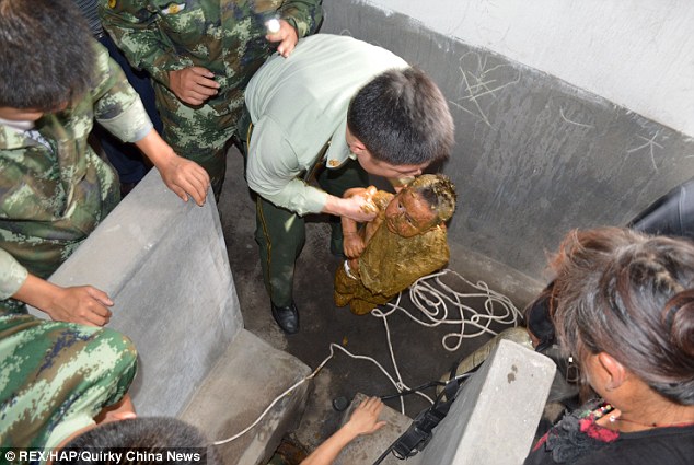 20-месячный, мальчик, упал, в яму, общественного туалета, Китай