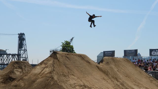 Знаменитости,на невидимых, велосипедах ,Арнольд Шварценеггер, Питт, ДиКаприо