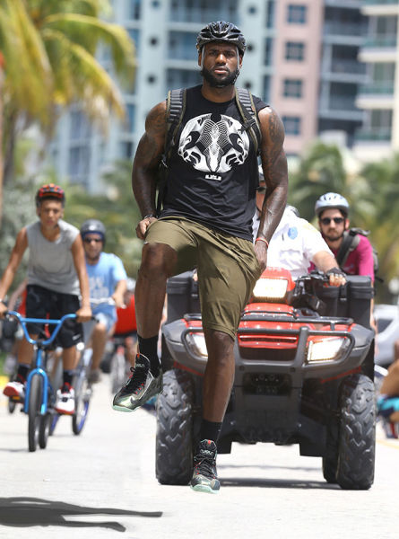 Знаменитости,на невидимых, велосипедах ,Арнольд Шварценеггер, Питт, ДиКаприо