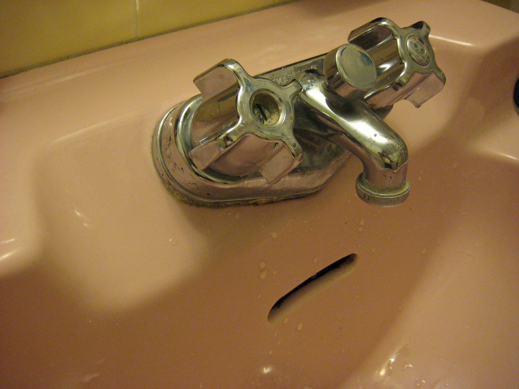 лица повсюду, олицетворённые предметы