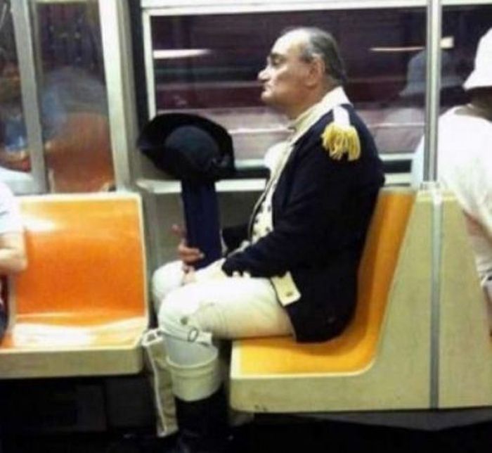  люди в общественном транспорте,чудаки в метро
