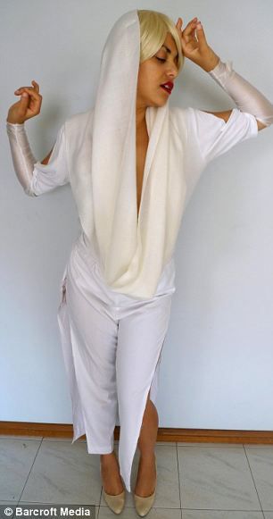 Девушка, любит, переодеваться, в костюмы, перевоплощение, theme me