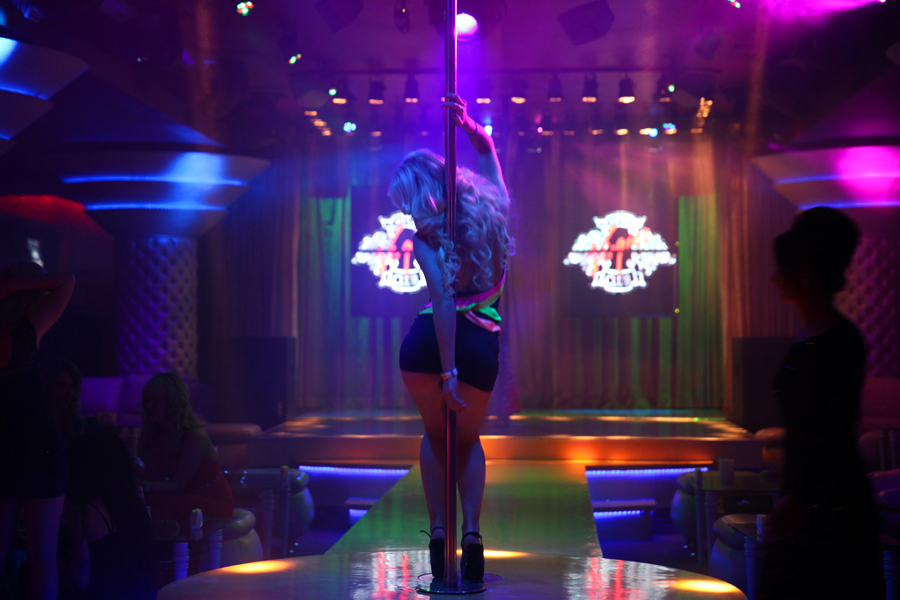 Секретная жизнь стриптиз-клуба изнутри