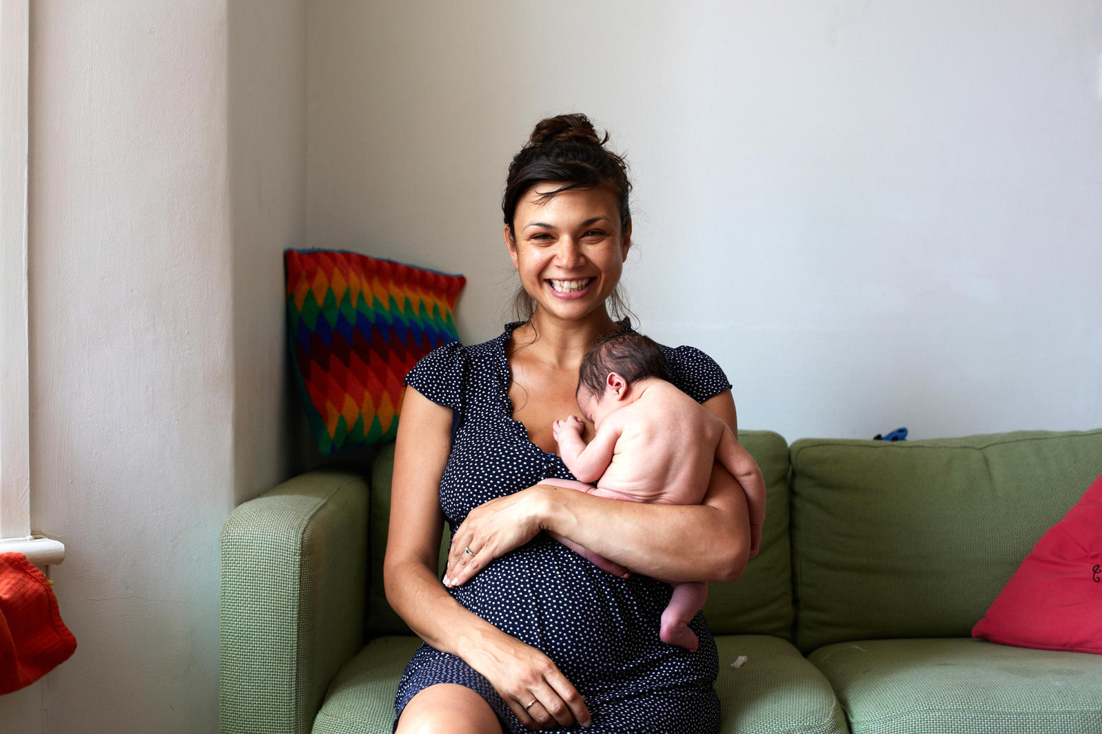 Молодая мама 24. Дженни Льюис первый день жизни. Домашние роды красивые. Фотопроект женщины рожают. Реальные мамочки.