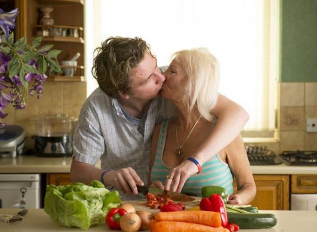 Джоана Ллойд, 67 лет, силиконовая грудь