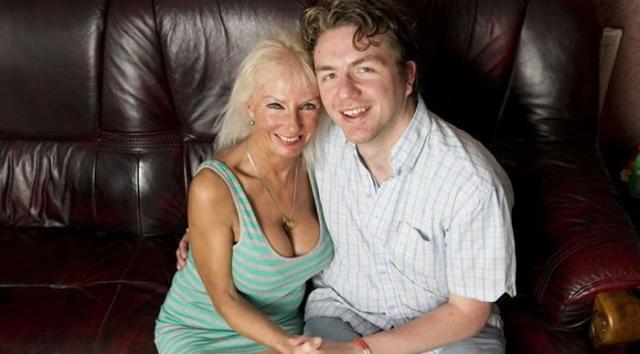 Джоана Ллойд, 67 лет, силиконовая грудь