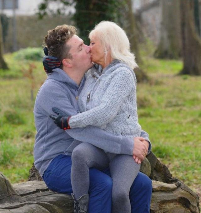 Джоана Ллойд, 67 лет, силиконовая грудь