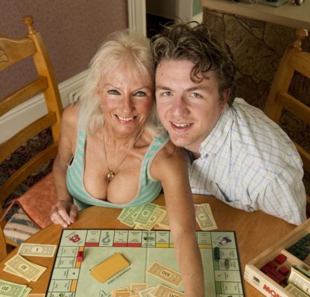 Джоана Ллойд, 67 лет, силиконовая грудь