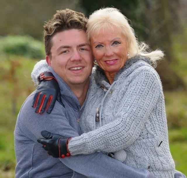 Джоана Ллойд, 67 лет, силиконовая грудь