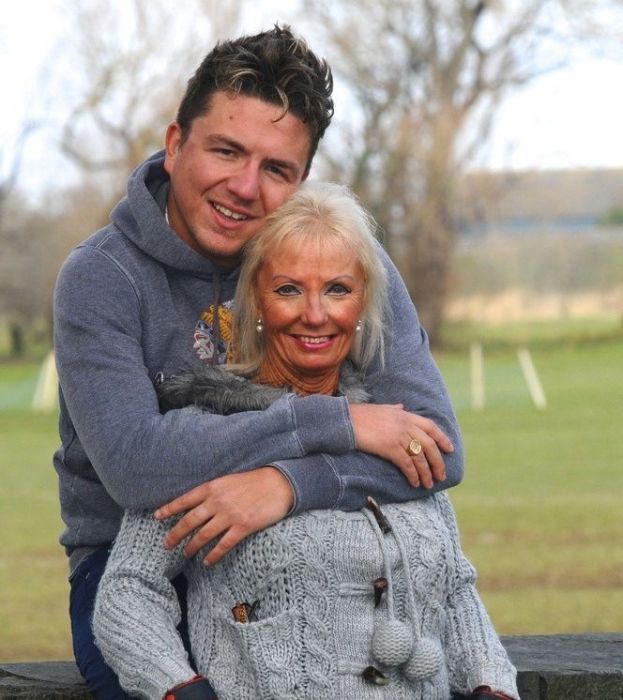 Джоана Ллойд, 67 лет, силиконовая грудь