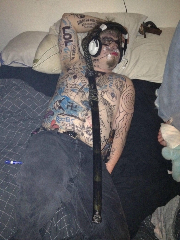 Приколы над спящими, уснул на вписке , фото, 