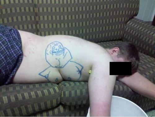 Приколы над спящими, уснул на вписке , фото, 