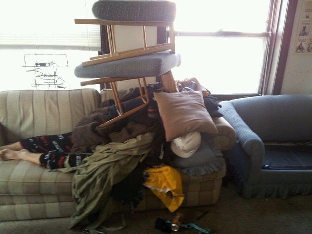 Приколы над спящими, уснул на вписке , фото, 