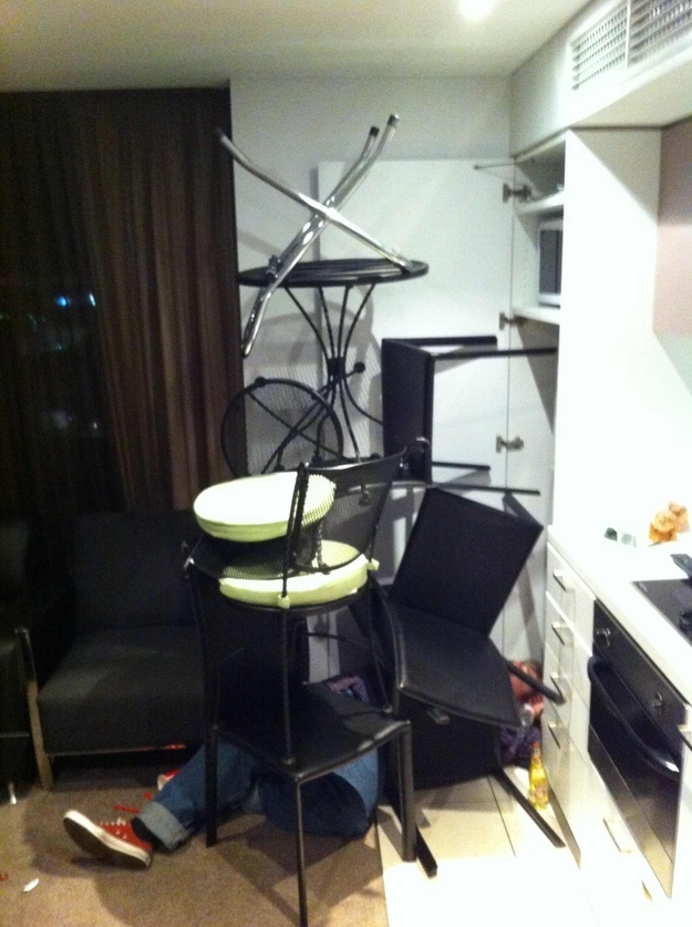 Приколы над спящими, уснул на вписке , фото, 