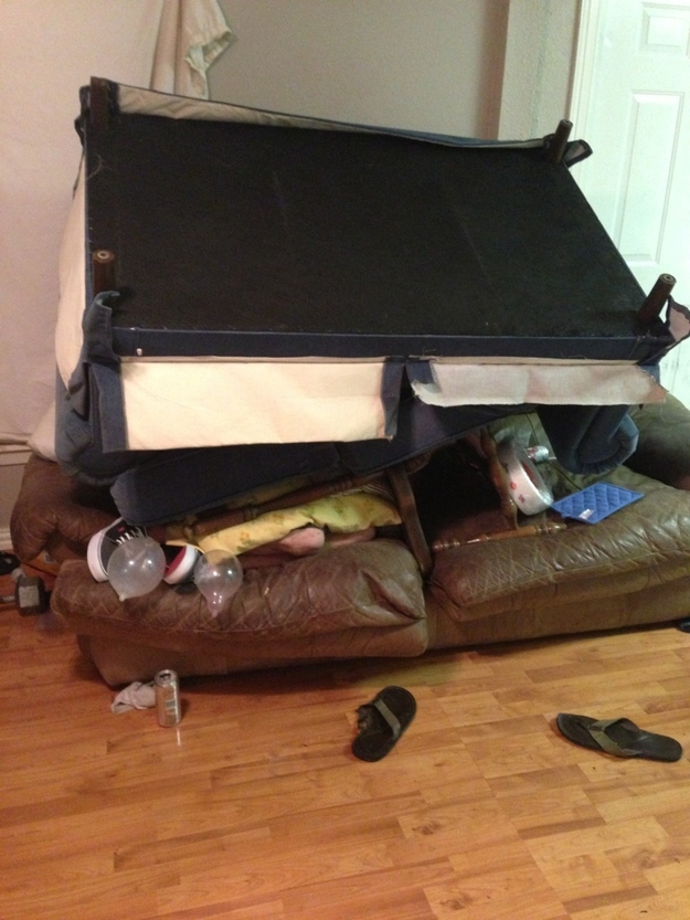 Приколы над спящими, уснул на вписке , фото, 