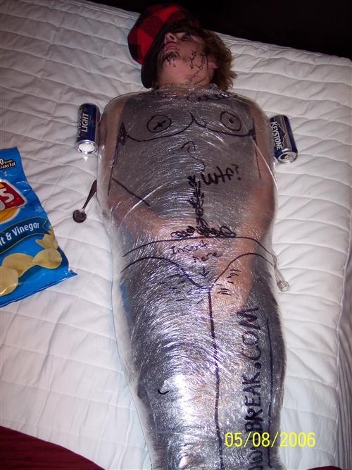 Приколы над спящими, уснул на вписке , фото, 