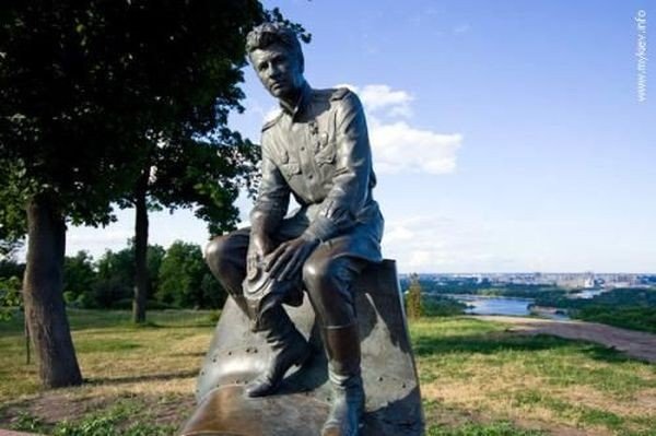 памятники актёрам, киногероям, кино