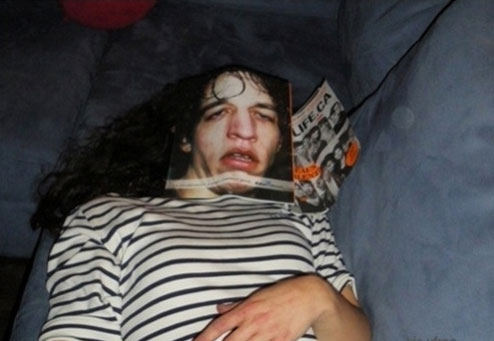 Приколы над спящими, уснул на вписке , фото, 