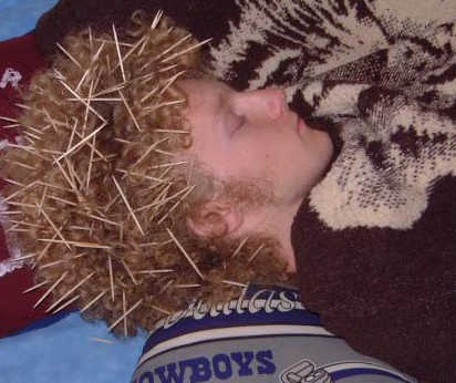 Приколы над спящими, уснул на вписке , фото, 