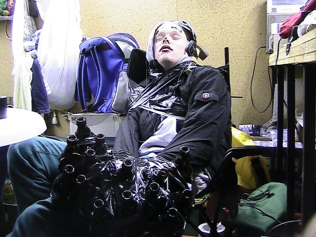 Приколы над спящими, уснул на вписке , фото, 