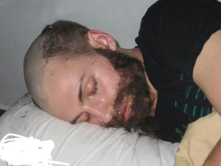Приколы над спящими, уснул на вписке , фото, 
