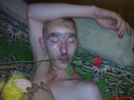 Приколы над спящими, уснул на вписке , фото, 