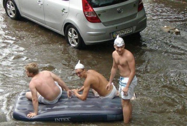 люди во время наводнения,наводнение не повод для грусти