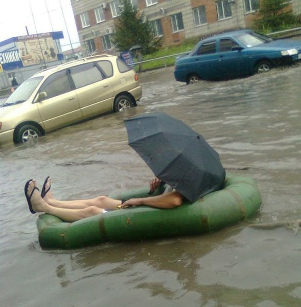 люди во время наводнения,наводнение не повод для грусти