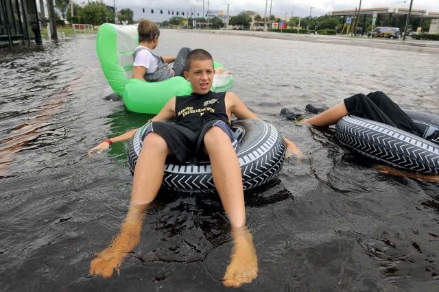 люди во время наводнения,наводнение не повод для грусти