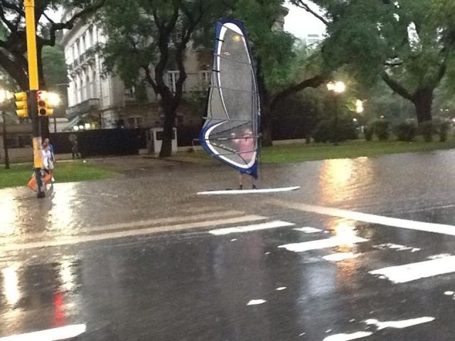 люди во время наводнения,наводнение не повод для грусти