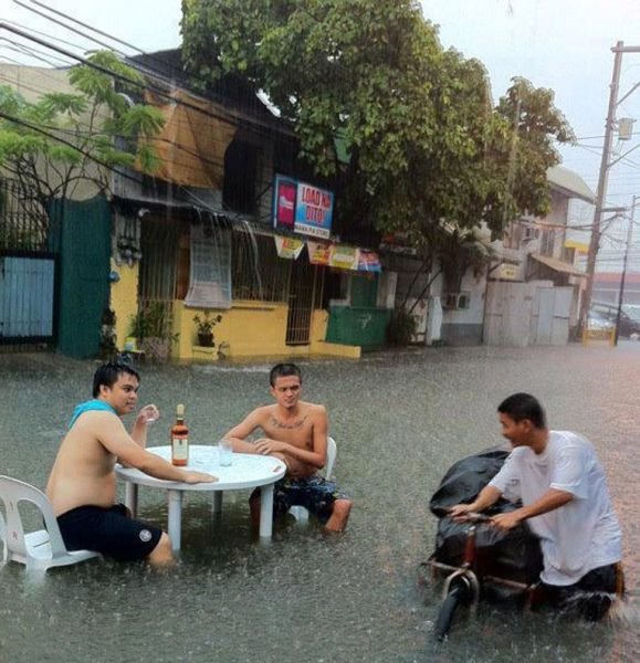 люди во время наводнения,наводнение не повод для грусти