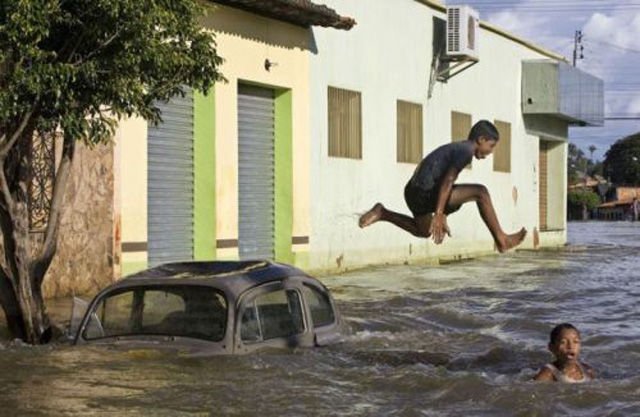 люди во время наводнения,наводнение не повод для грусти