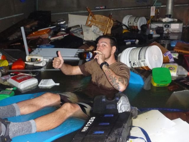 люди во время наводнения,наводнение не повод для грусти