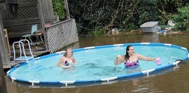 люди во время наводнения,наводнение не повод для грусти