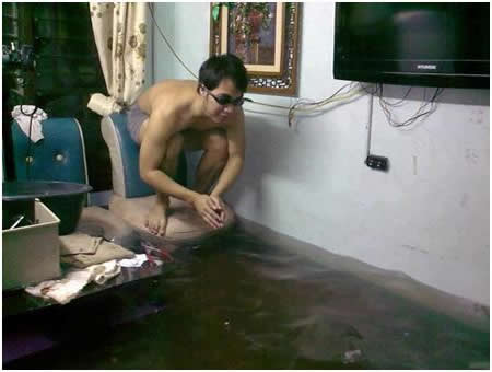 люди во время наводнения,наводнение не повод для грусти