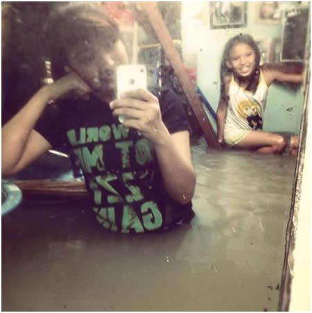 люди во время наводнения,наводнение не повод для грусти