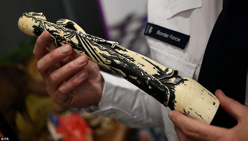 контрабанда,таможенный конфискат,чёрный рынок,жуткие предметы, аэропорт, Лондон