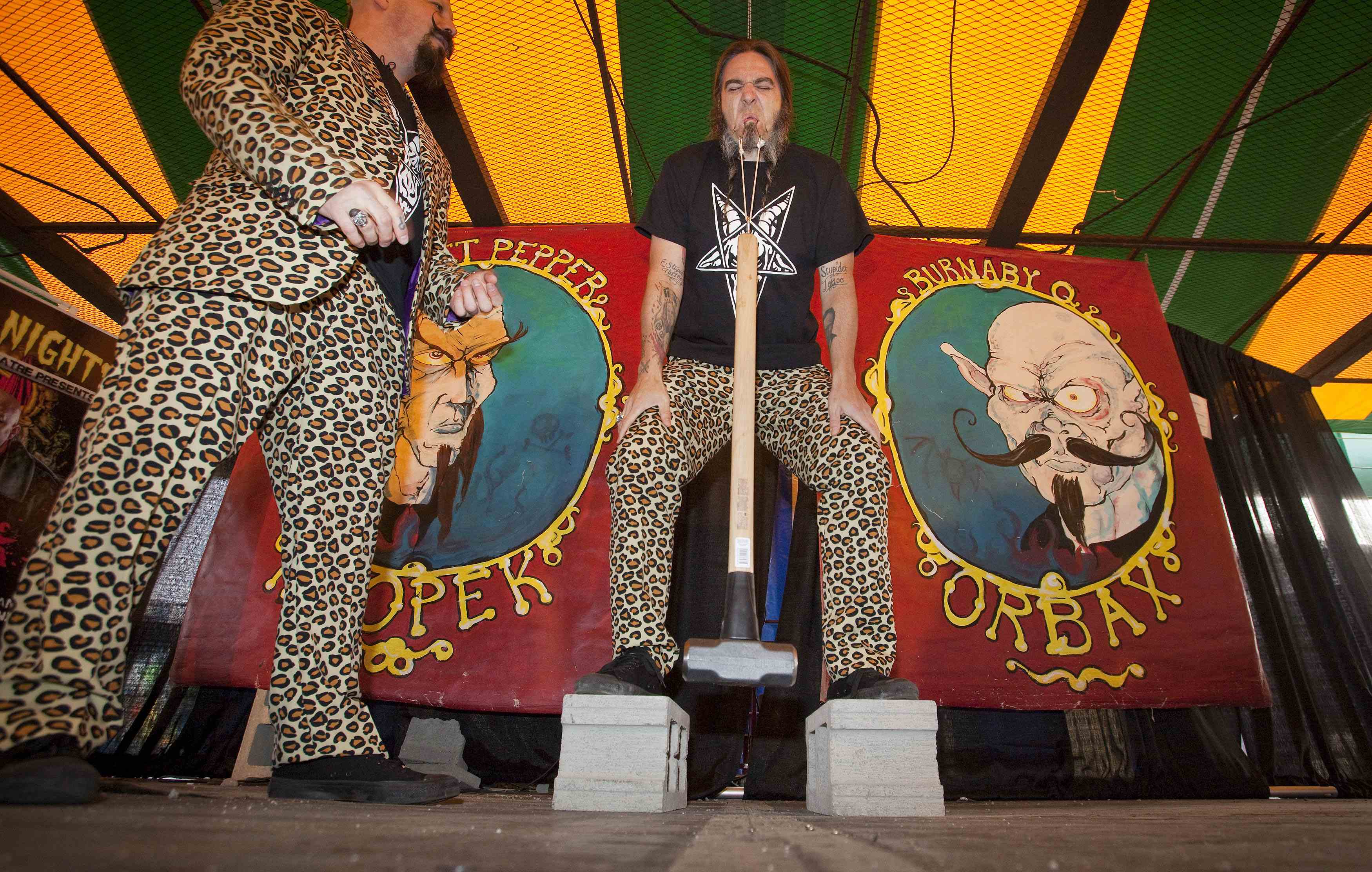 Книга странных рекордов Гиннеса cтранные, дурацкие, необычные, рекорды, Гиннеса, бег, на четвереньках, Кеничи Ито,Kenichi Ito