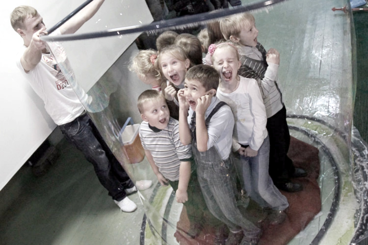 Книга странных рекордов Гиннеса cтранные, дурацкие, необычные, рекорды, Гиннеса, бег, на четвереньках, Кеничи Ито,Kenichi Ito