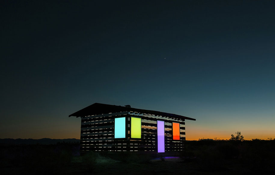 прозрачный,зеркальный, дом ,в пустыне, Калифорния