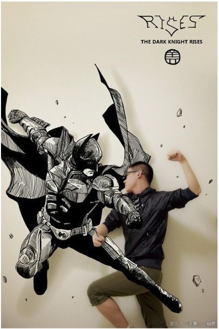 Азиатский парень рисует на стене аниме с помощью фотошопа