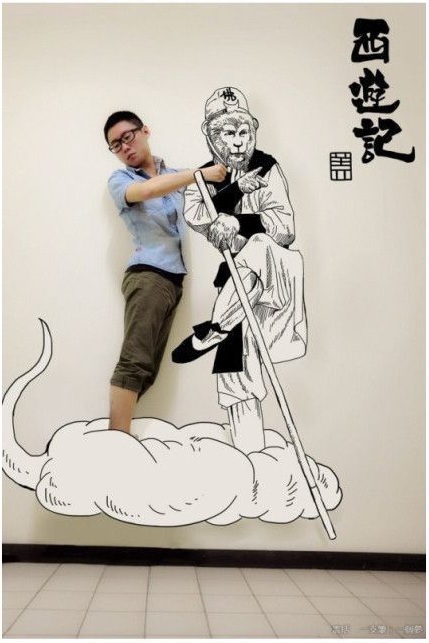 Азиатский парень рисует на стене аниме с помощью фотошопа