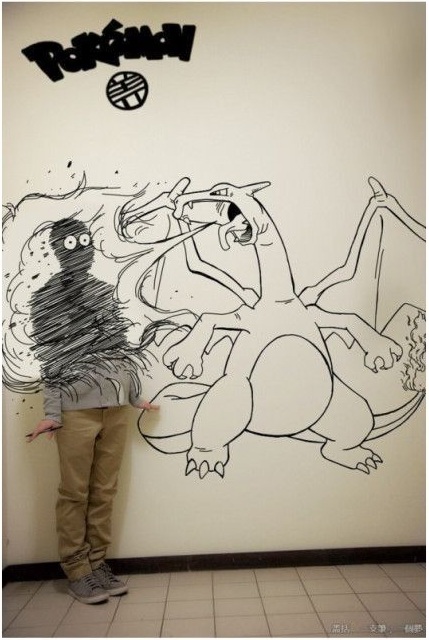 Азиатский парень рисует на стене аниме с помощью фотошопа