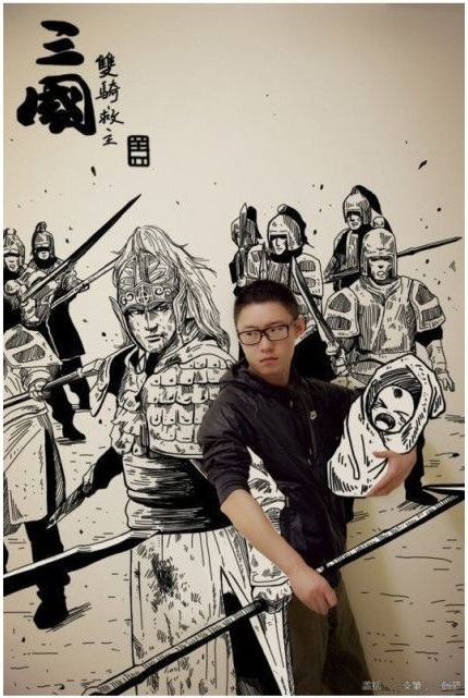 Азиатский парень рисует на стене аниме с помощью фотошопа