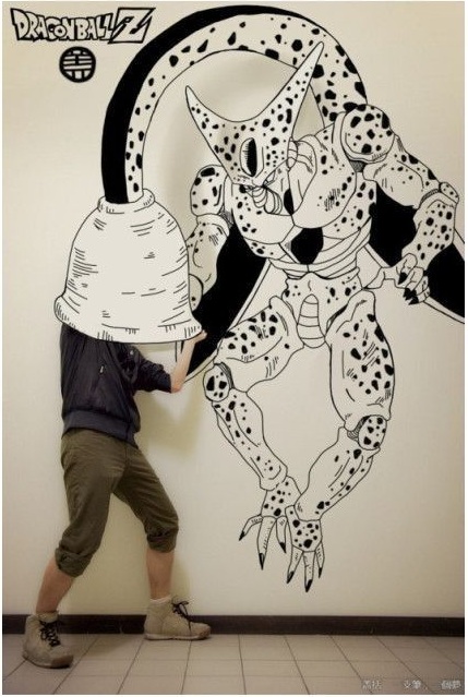 Азиатский парень рисует на стене аниме с помощью фотошопа