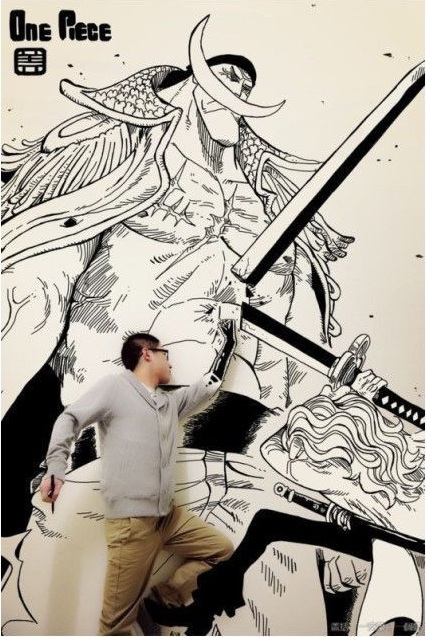 Азиатский парень рисует на стене аниме с помощью фотошопа